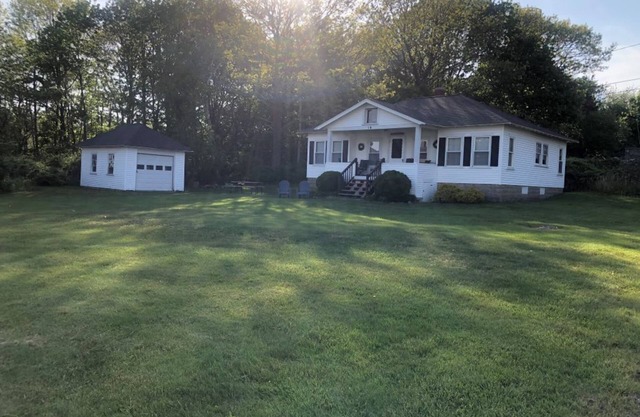Charming 3-bedroom cottage in beautiful Rye, NH with large yard and ocean view