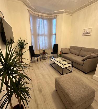 3 bedroom flat Millais rd