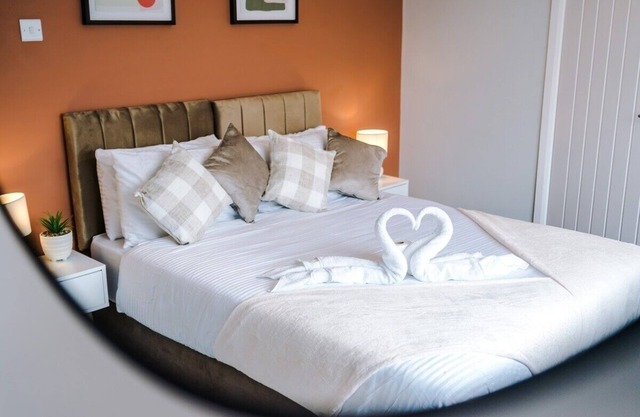 3 Bedroom House Close To Manchester Airport with Free Parking by Eason Stays