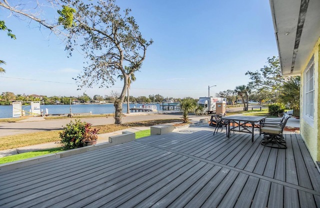 3-bedroom house in lovely St. Petersburg w/Lake Access and FREE KAYAKS