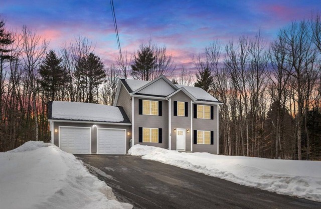 3-bedroom house in marvelous Ashburnham with AC,fitness equipment,primary suite.