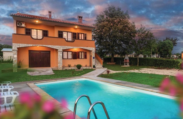 Hermosa casa en Barban con cocina