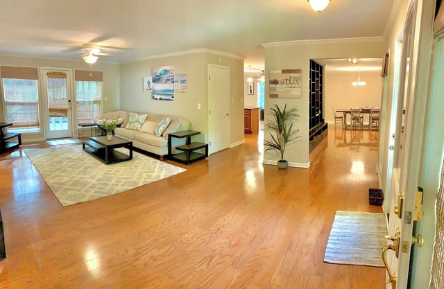 3-bedroom spacious house in the heart of Peachtree City w/ everything included!!