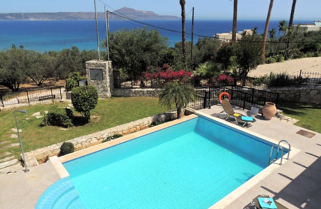 Villa de 3 dormitorios, piscina climatizada, impresionantes vistas al mar y montaña, cerca de la playa.