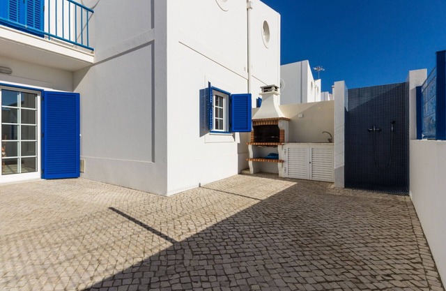 Villa de 3 dormitorios en 1ª línea de playa y wifi by AlgarveManta (14V3)