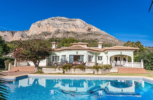 Villa de 3 dormitorios con preciosos jardines