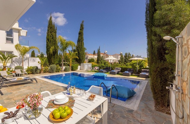 3 bedroom villa With Pool