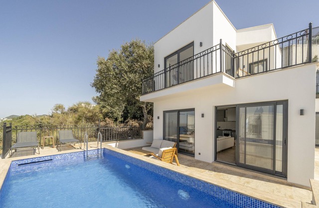 Villa de 3 dormitorios con piscina privada a 10 minutos de Yalikavak