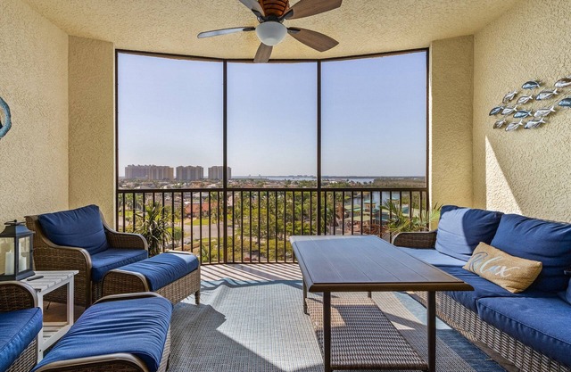 3 HAB. 2 BA con INCREÍBLE 8th Floor River & Gulf View!