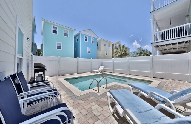 3 BR 3.5 BA + BUNK ROOM HOUSE PET FRIENDLY! ! 1/2 Block off the Beach