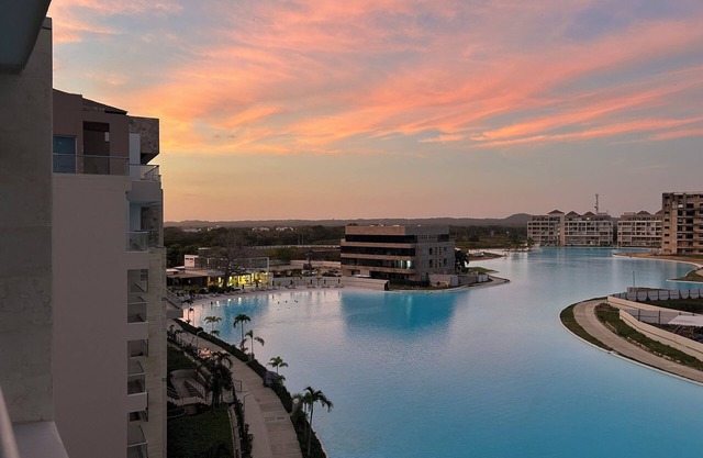 3 BR 3 Baños Hermoso Piso5 Vistas ala Laguna Lujoso Baia Kristal Zona Norte CTG