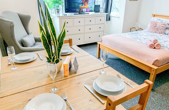3-BR apartment Near Hampstead Heath w/Free Parking & Private Garden in Londonn