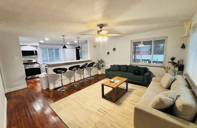 Cozy 3- BR house with pool and game room near Kennywood