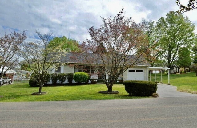 3 BR*NEAR DOWNTOWN*FENCED YARD*PET FRIENDLY*