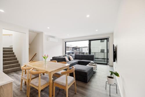 3 BR with garage - Group Getaways Made Easy in Central CHCH