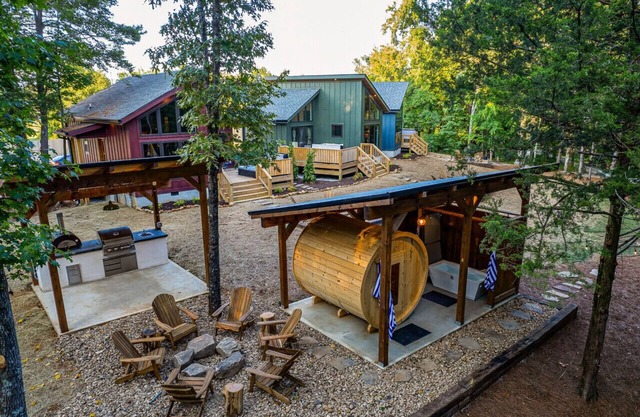 3 Cabins w/ Sauna, Hot Tubs, Pickleball, & Golf!