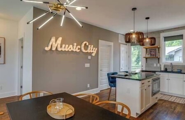 3 Huge Side by Side Townhomes! Near Broadway!