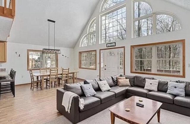 3-level home w/ open floor plan, hot tub & golf cart access - near everything!