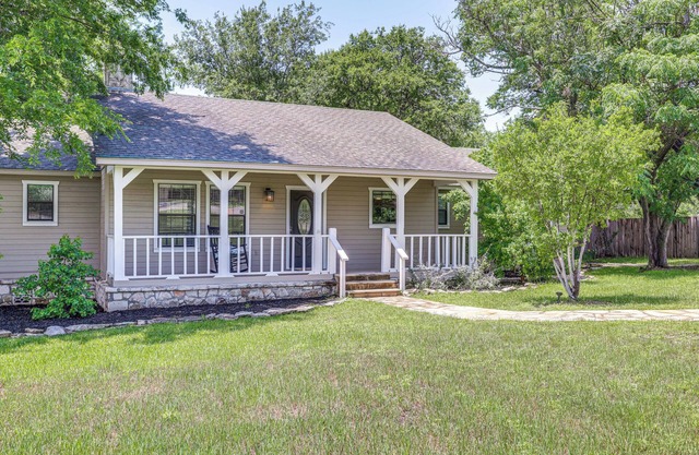 3 Mi to Boerne Lake: Getaway w/ Deck & Yard!