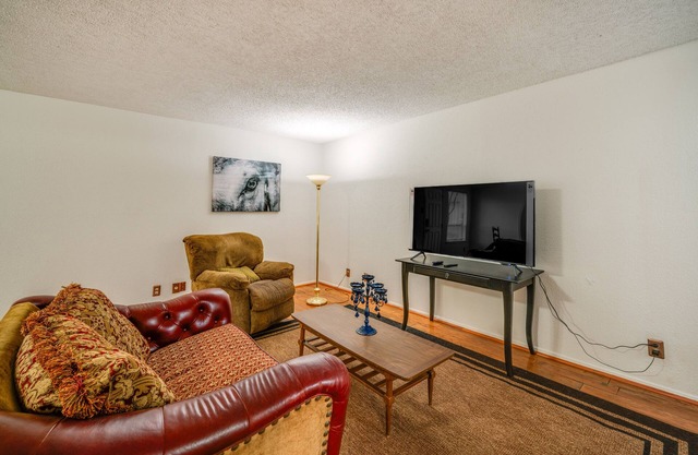 3 Mi to Downtown Dallas: Condo w/ Pool Access!