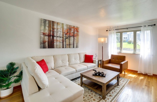 3 Mi to Downtown: Pittsburgh Home w/ Balcony!