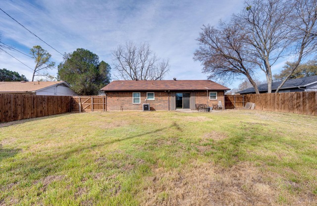 3 Mi to Dtwn Denton: Getaway w/ Furnished Patio!