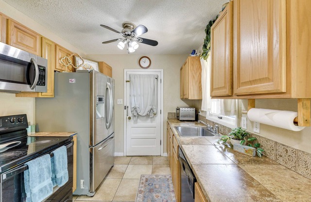 < 3 Mi to Gulf: Family-friendly Retreat w/ Yard!