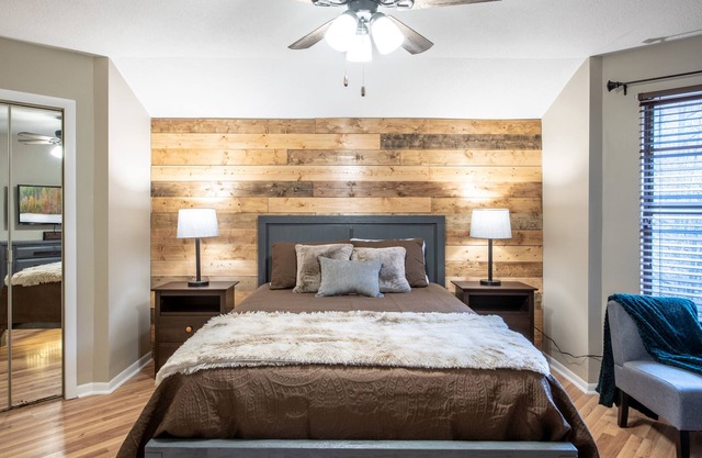 3 Miles to Downtown Gorgeous 2BR Cabin w/ HOT TUB
