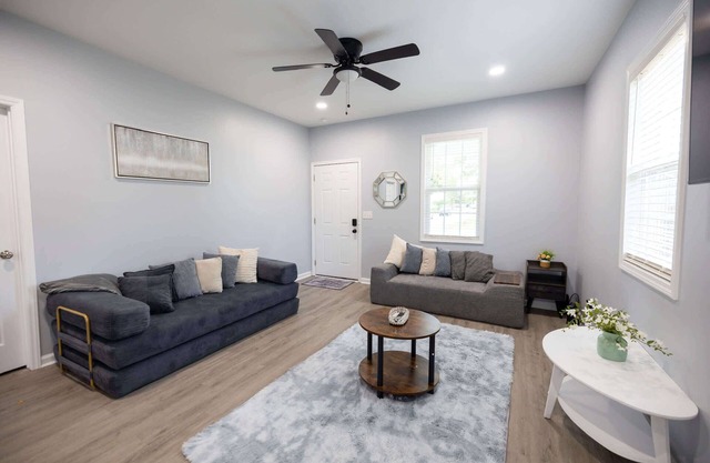 3 Min to Downtown - 10 Min to Elon - Smart TVs