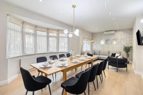 3 Min to Tube Station, Spacious Modern Home Sleeps 12 Adults London