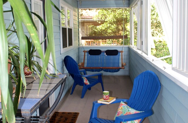 3 minutes from the beach, dog-friendly home at MP 6 in Kill Devil Hills