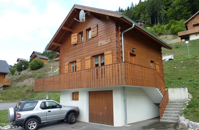Chalet de 3 estrellas con gran terraza, garaje y acceso a senderismo