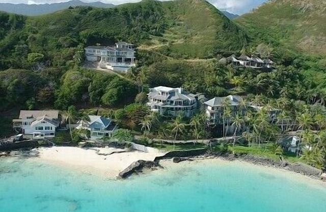 ¡Casa frente al mar de 3 plantas con vistas espectaculares y acceso a la playa aislada!