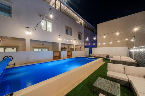 3 Story Home 3BR 2BA with Rooftop View and Heated Pool