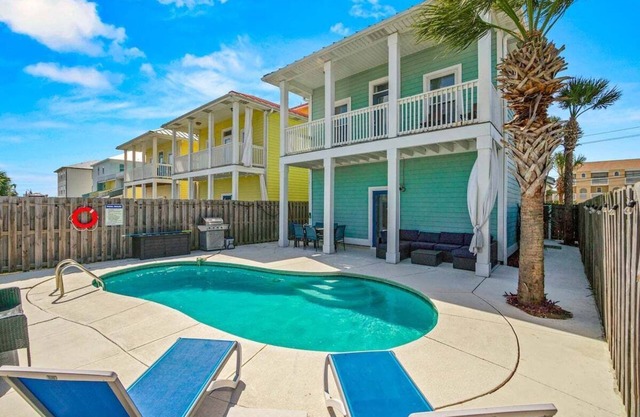 3 Story Home,Private Bool,Walk to Beach,Sleeps 14!
