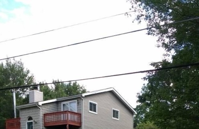 Casa de 3 pisos con chimenea y bañera de hidromasaje, a pocos minutos del circuito de Pocono.