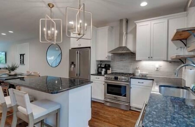 3 Townhomes 10 BDR/3 Miles to Broadway!