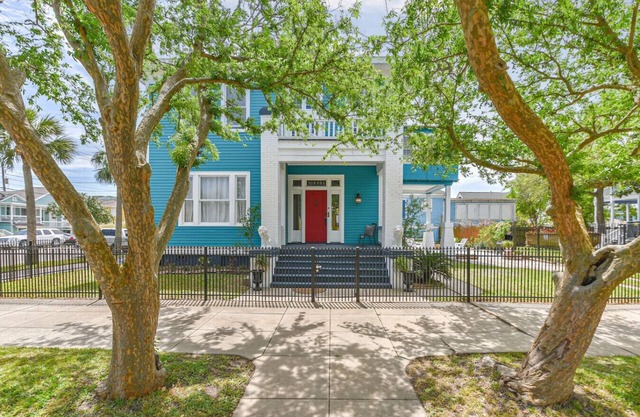 3 Unit Historic Charmer near Beach, Pier, Dining