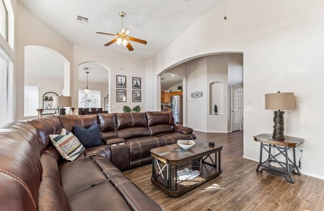 30-day min. stay, pet friendly, 10 min from area attractions!
