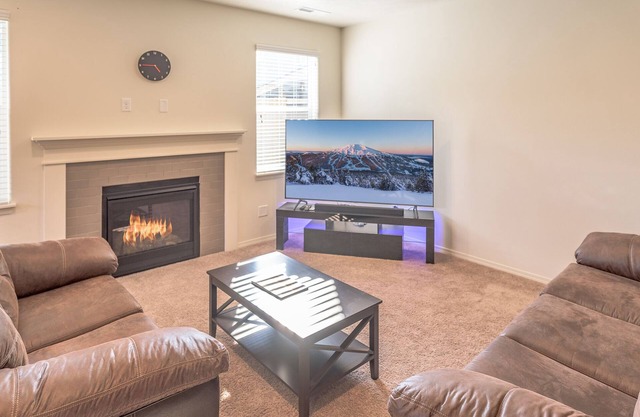 30+ day rental in Bend w/ private hot tub ~ Fireplace! Close to Old Mill!