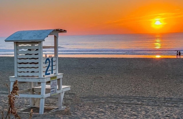 30 Sec. to Beach, Sun, Sand & Waves & a Family & Pet Friendly Fenced Backyard