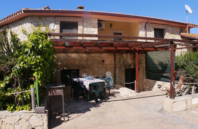 A 300 metros de la playa de S'arena Scoada, 5 camas, 2 baños, barbacoa.