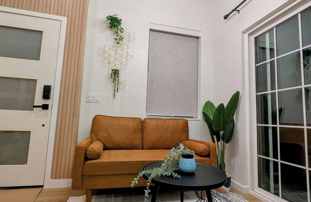 3000 BREAKFAST INCL, FURNISHED Utilities INCLUDED, High Ceilings, Mountain views