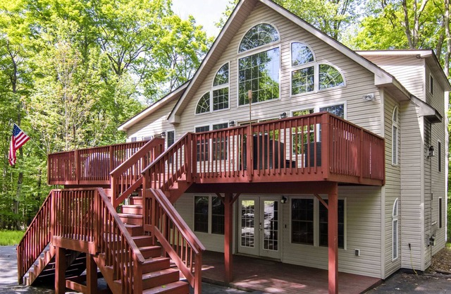 ★3000ft²★Family-Oriented★2 Living Spaces★XL Deck★Lakes/Beaches★Sleeps 16