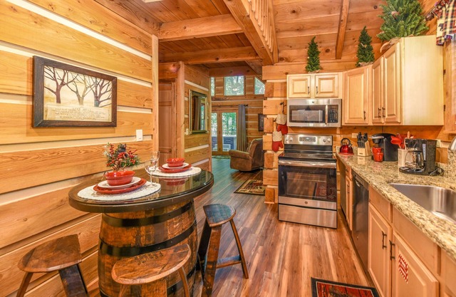 New Firepit, 250MB WIFI, Hot Tub, Arcade, Pets OK