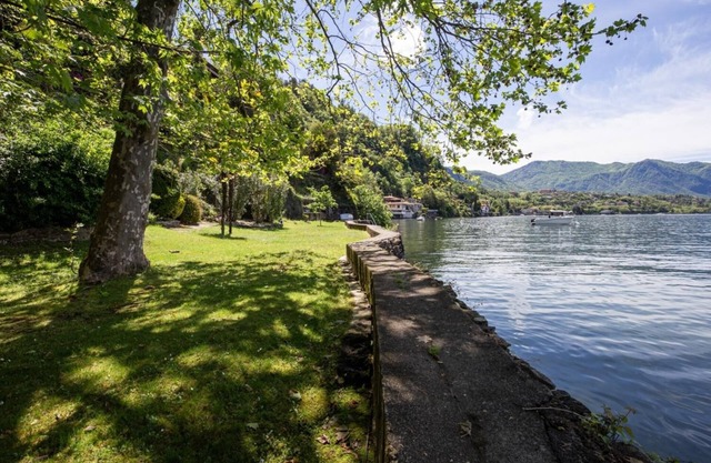 3½-room apartment in a park with sunbathing lawn directly on the lake