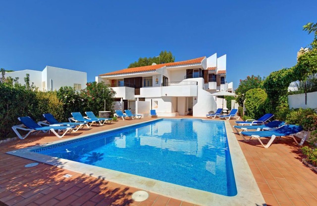 CASA FAMILIAR A PIE DEL STRIP, PLAYA CON PISCINA CLIMATIZADA