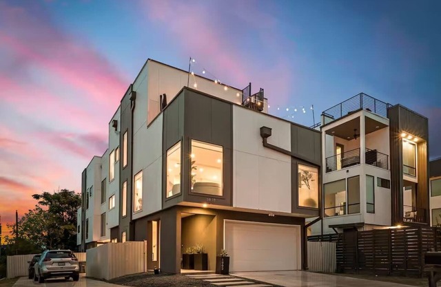 360 City Views ~ DT Dallas ~ Sleeps 10~ 2xRooftops