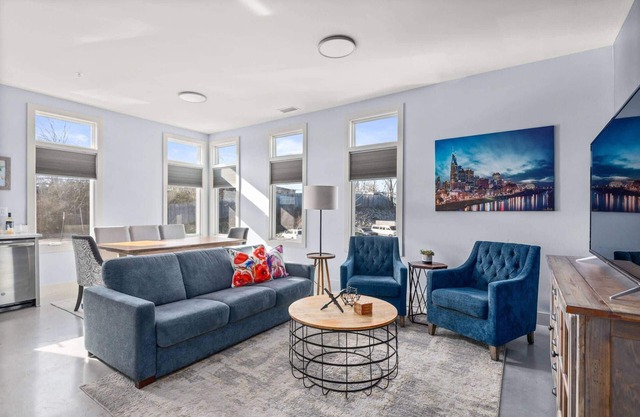 10 minutos de Broadway, condominio nuevo, terraza en el techo, escena de comida internacional, ideal para grupos