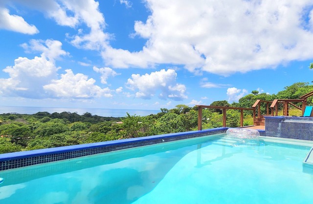 3bd. 2 bth island house w/breathtaking ocean views! Pool, Hottub, Walk to beach!